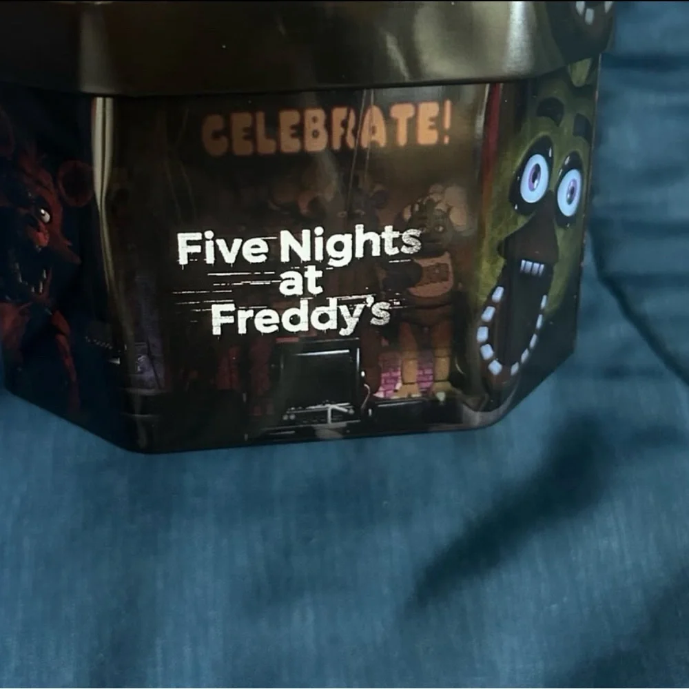 Five Nights at Freddy’s Collectible Tin + Bonnie Keychain - Picture 4 of 11